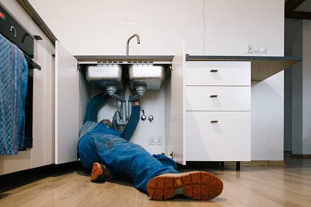Professional Emergency Plumber technician working in Menlo, IA